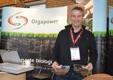 Albert Dortmans from Orgapower demonstrates how to mix 25 million trichoderma spores through substrate with just 1 gram of the mixture in his left hand.